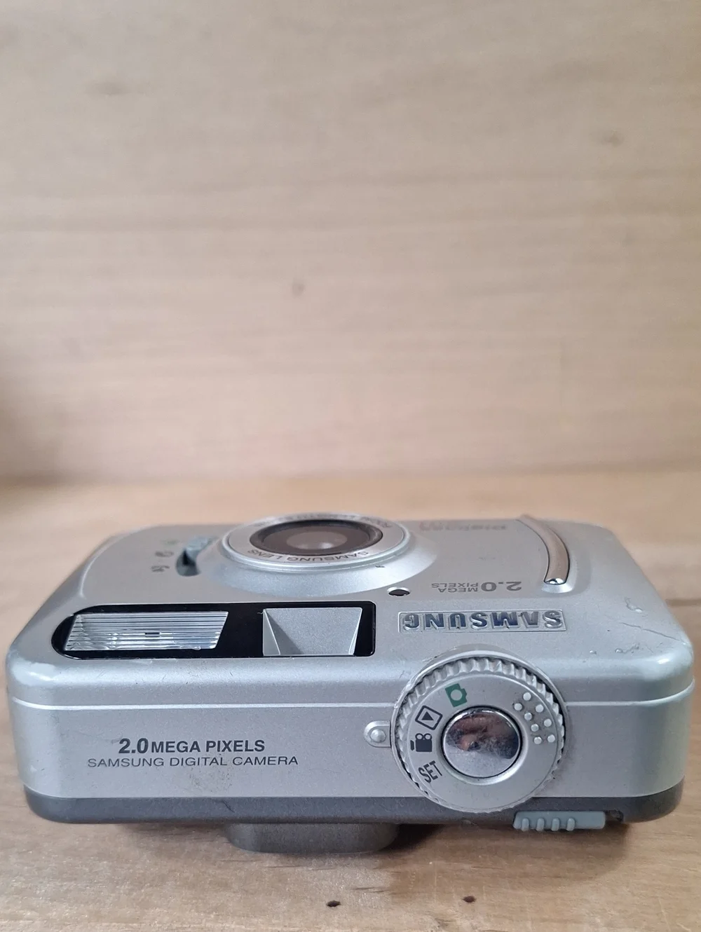 Vintage Samsung Digimax 201 digital camera Selling For Parts